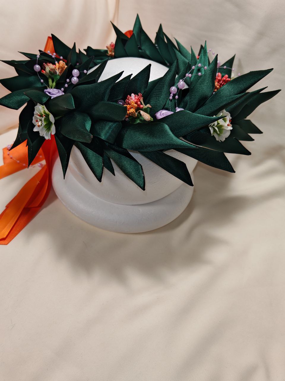 Corona d'alloro con fiori decorativi