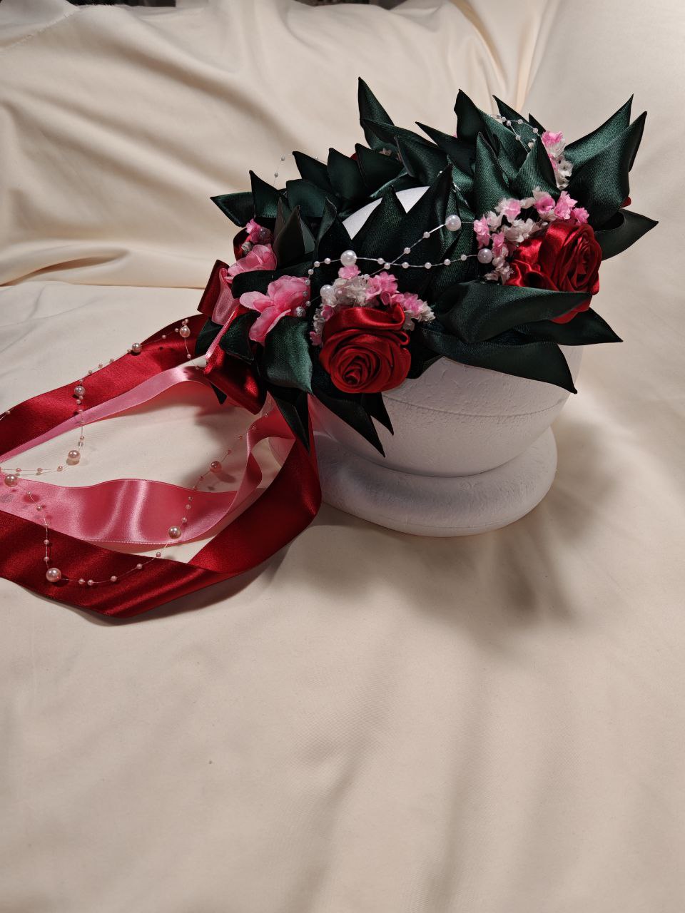Corona d'alloro con rose grandi e fiori di ciliegio