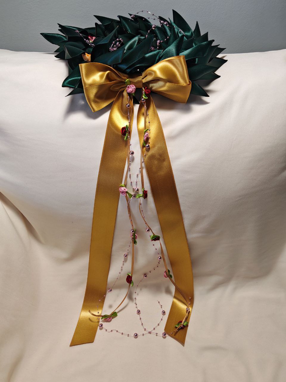Corona d'alloro con filo di roselline e fiori decorativi