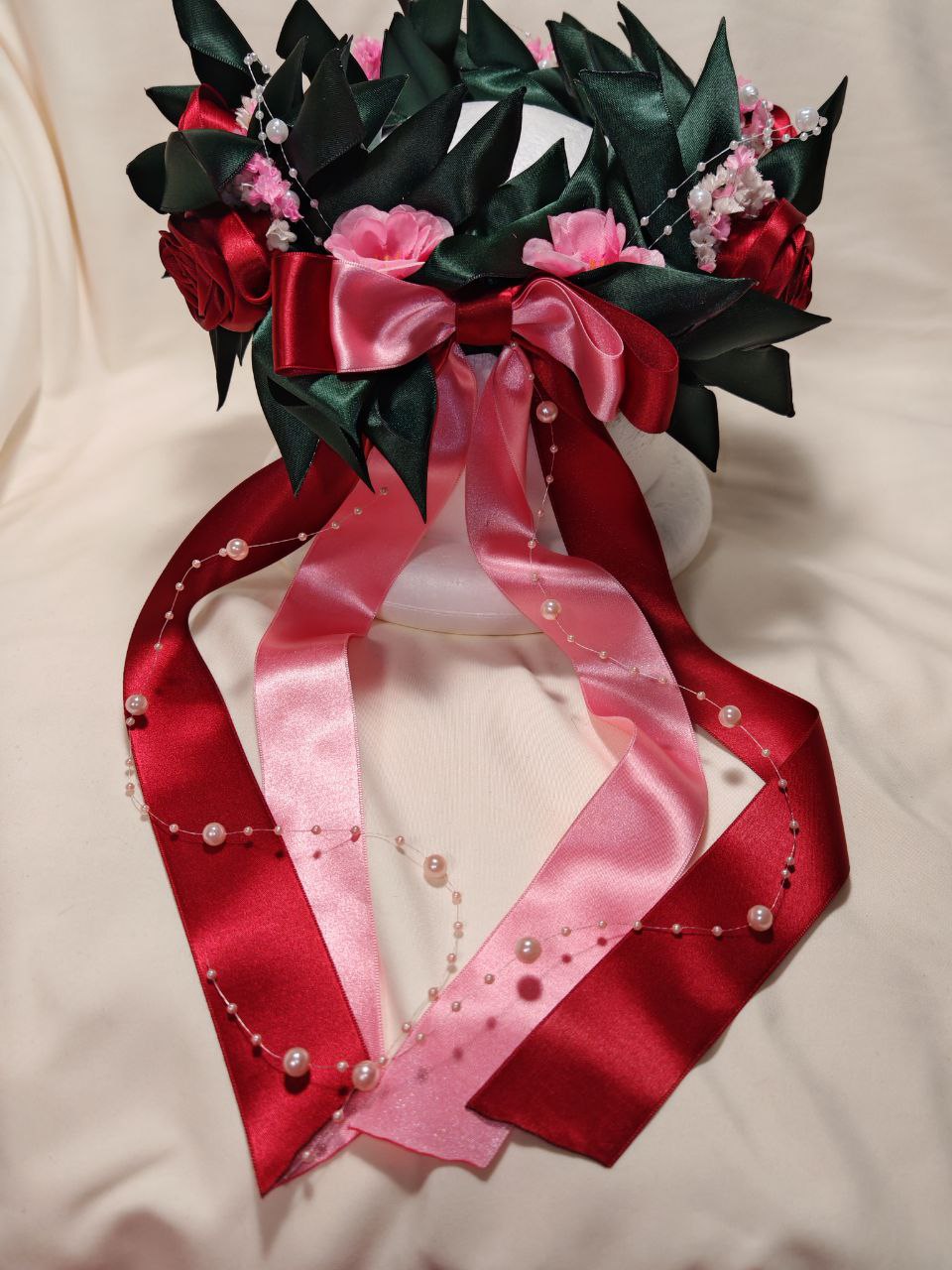 Corona d'alloro con rose grandi e fiori di ciliegio