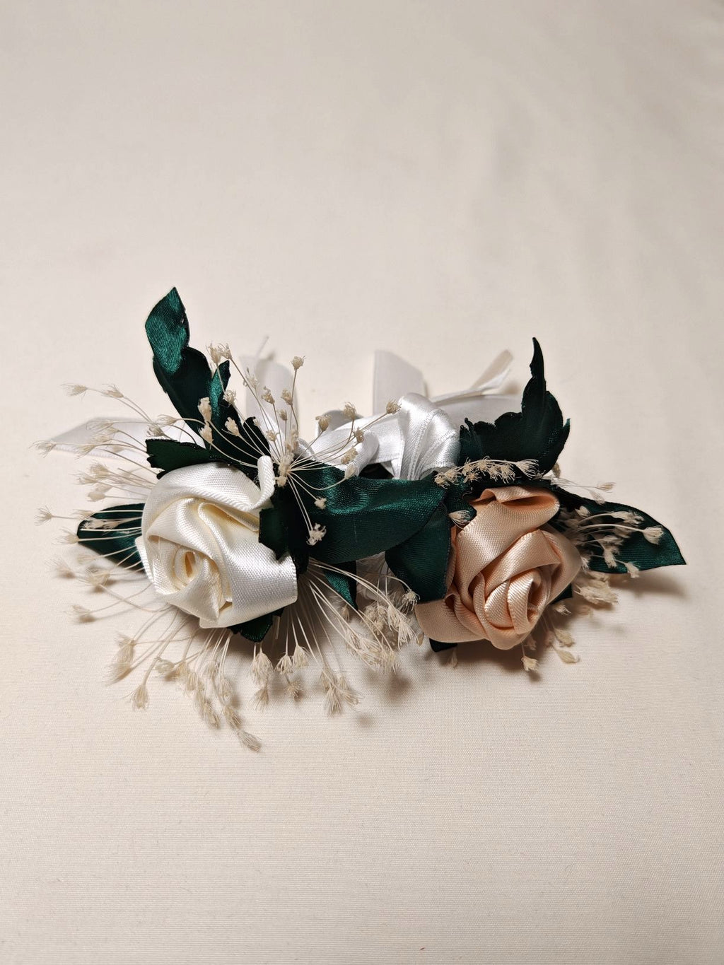 Spilla, bottoniera e fiore all'occhiello