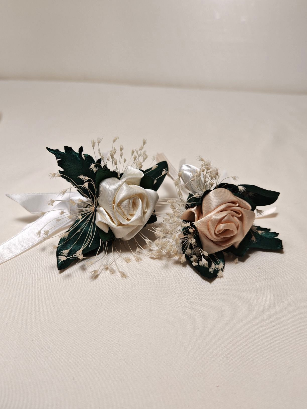 Spilla, bottoniera e fiore all'occhiello