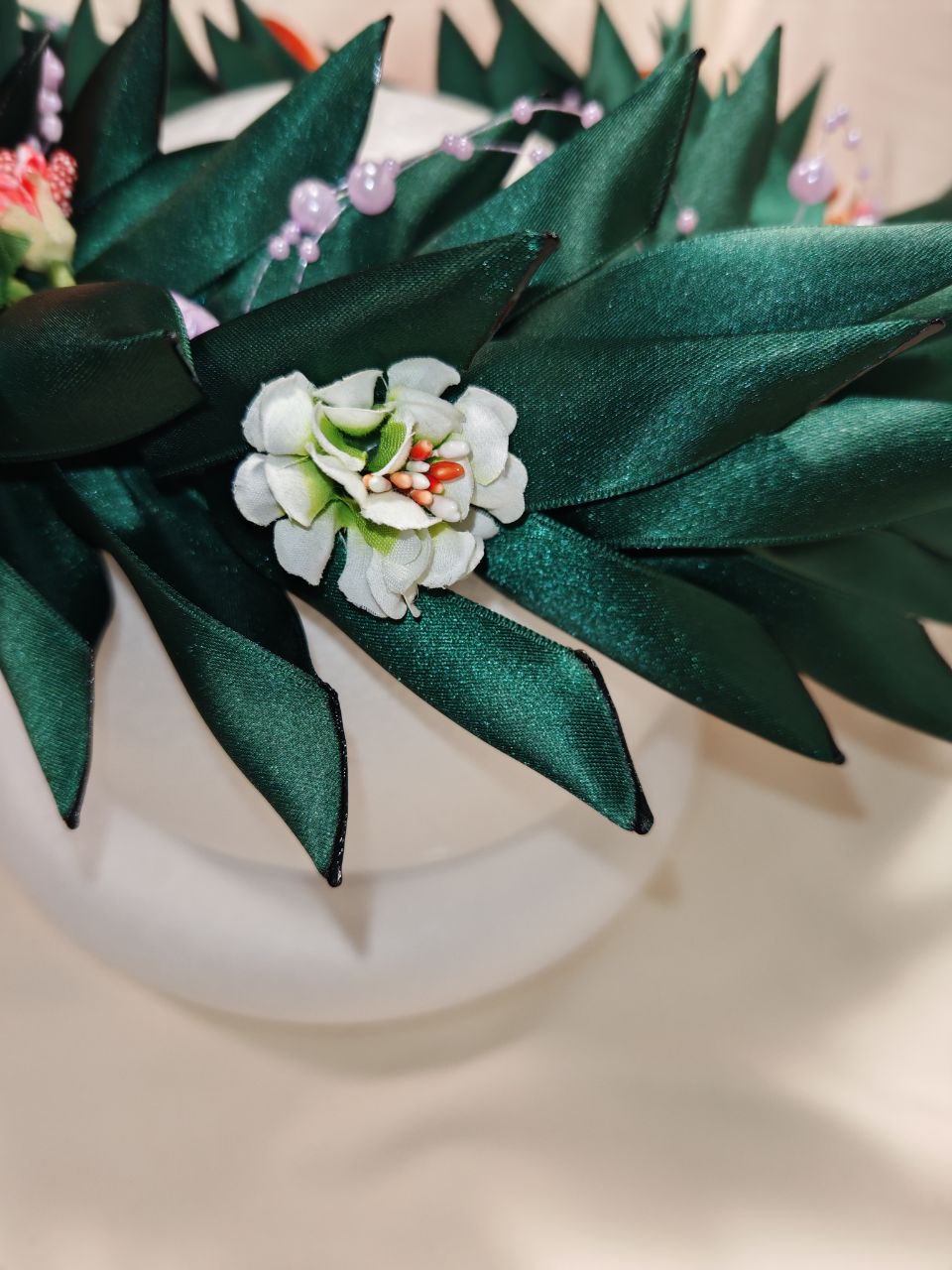 Corona d'alloro con fiori decorativi