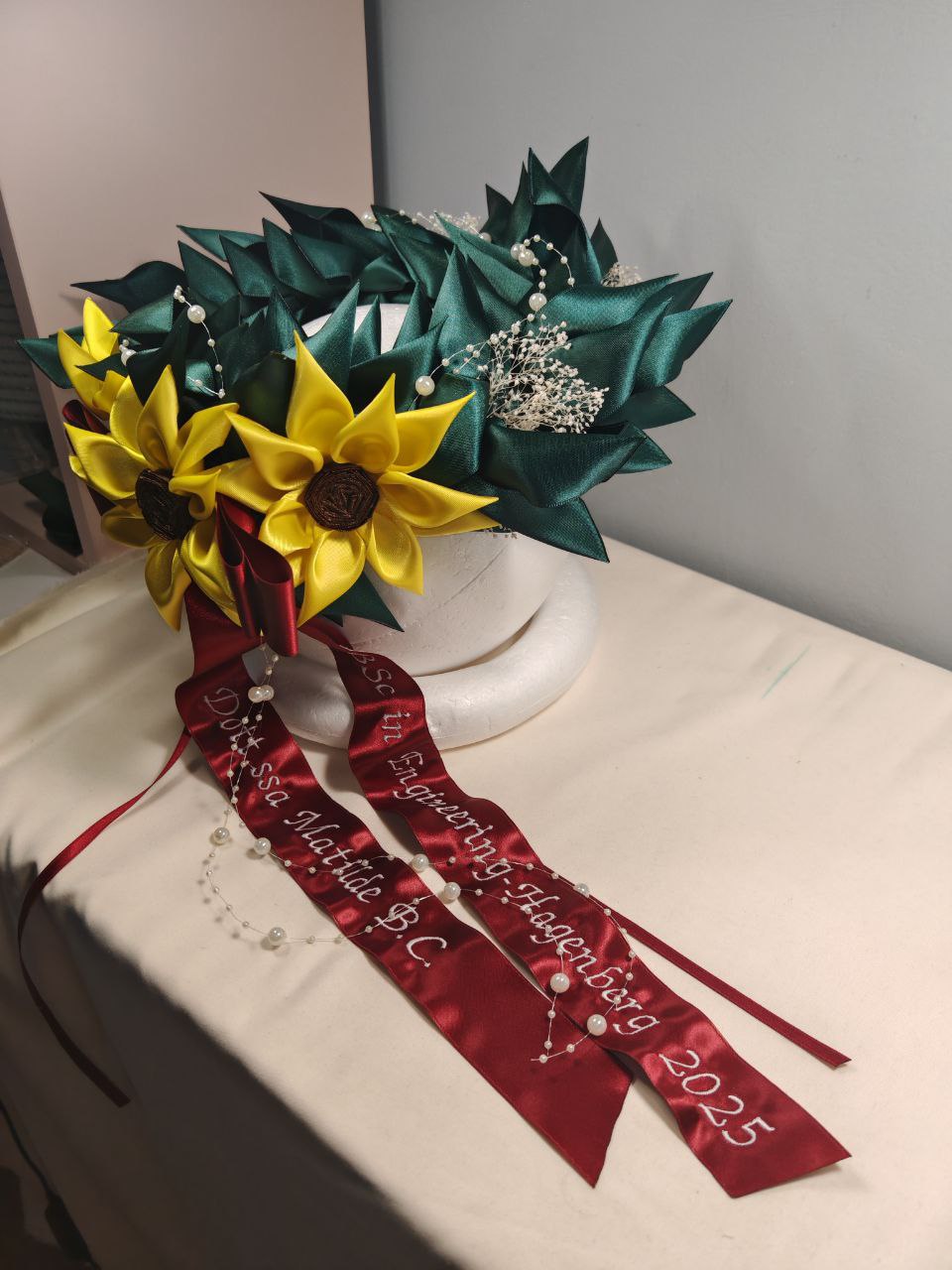 Corona d'alloro con girasoli sul fiocco