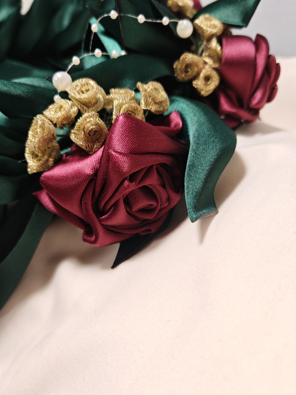 Corona d'alloro con rose e roselline glitterate