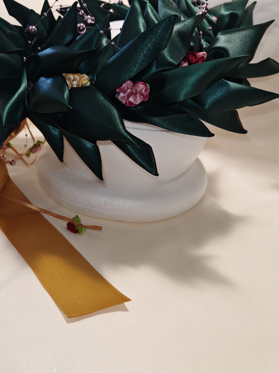 Corona d'alloro con filo di roselline e fiori decorativi