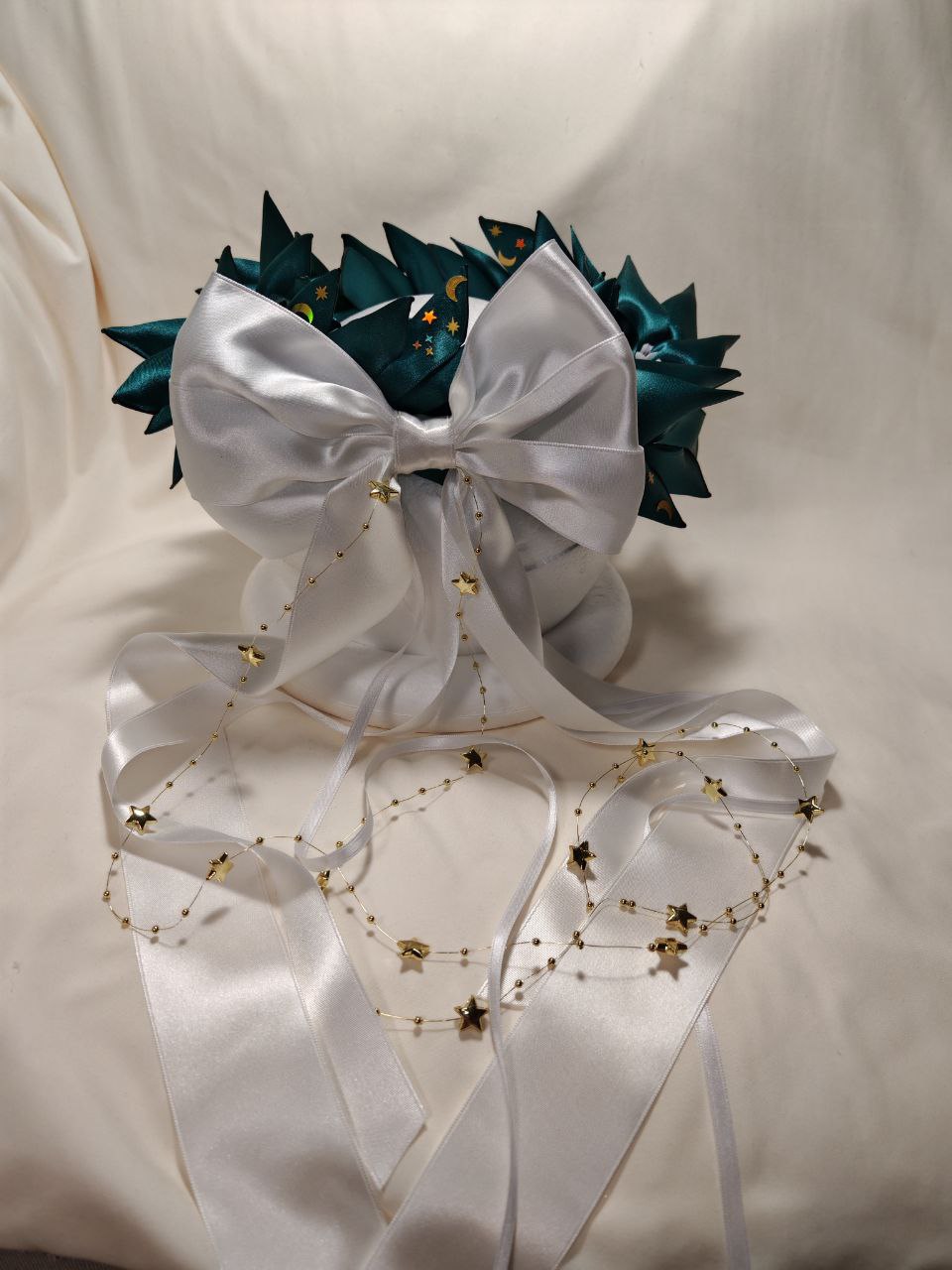 Corona d'alloro con luna e stelle, margherite glitterate e filo di stelle