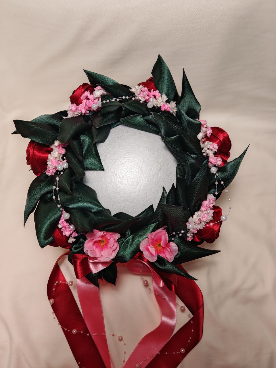 Corona d'alloro con rose grandi e fiori di ciliegio